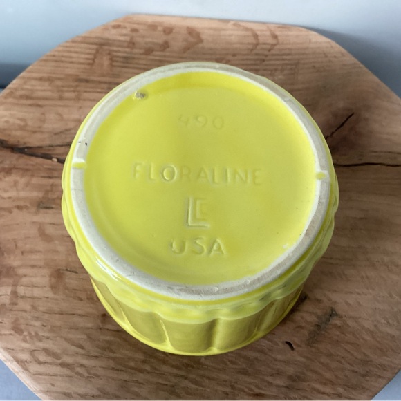 🟡 Vintage - McCoy Floraline Brilliant Yellow Planter / Pot - Circa 1960s - Rare - Picture 8 of 16